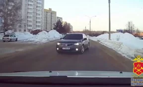Полностью тонированная иномарка создала аварийную ситуацию в Кемерове