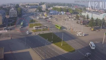 Фото: Столкновение автобуса и автомобиля на Кузнецком проспекте в Кемерове попало на видео 1