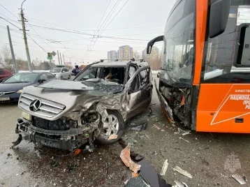 Фото: Пассажиры пострадали при столкновении автобуса с двумя автомобилями в Омске 1