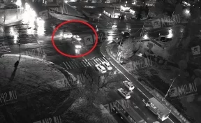 На перекрёстке в кузбасском городе жёстко столкнулись автомобили: ДТП попало на видео