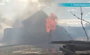Огонь перекинулся на жилые дома в Иркутской области