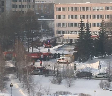 Фото: «Вывели студентов из здания»: к кемеровскому вузу приехали несколько пожарных машин 1
