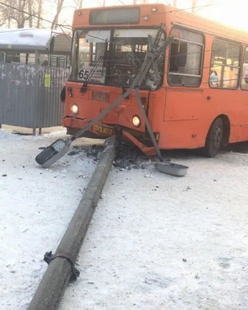 Фото: В Кемерове автобус врезался в патрульный автомобиль и снёс опору освещения 1