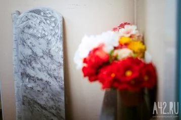 Фото: Кемеровчанка пожаловалась на могильную плиту рядом с детской площадкой 1