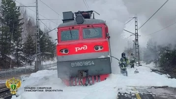 Фото: Локомотив грузового поезда загорелся в Красноярском крае 1