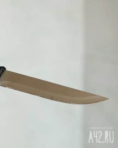 В Новокузнецке мужчина гулял по улице с ножом, пугая прохожих