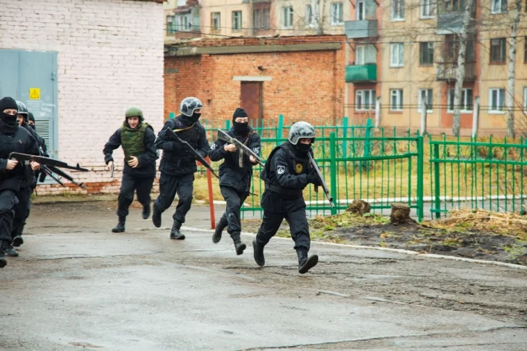 Фото: В Кузбассе школьники освободили «заложников» 10
