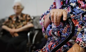 В Находке сделали лестницу для пенсионерки, которой приходилось ходить в магазин на четвереньках