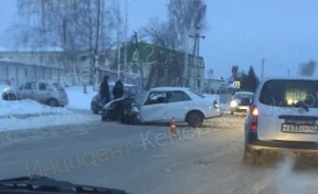 Два человека пострадали в лобовом ДТП в Кемерове