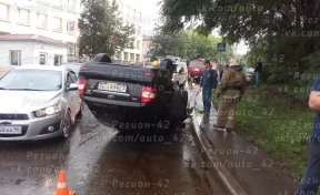 В Кемерове столкнулись четыре автомобиля: один из них опрокинулся на крышу