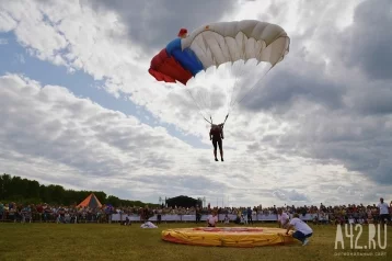 Фото: «Небофест» разыграет прыжок с парашютом в тандеме среди подписчиков в соцсетях 1