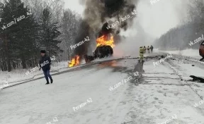 Водитель бензовоза сгорел после аварии на трассе Кемерово — Новосибирск, появилось видео ДТП