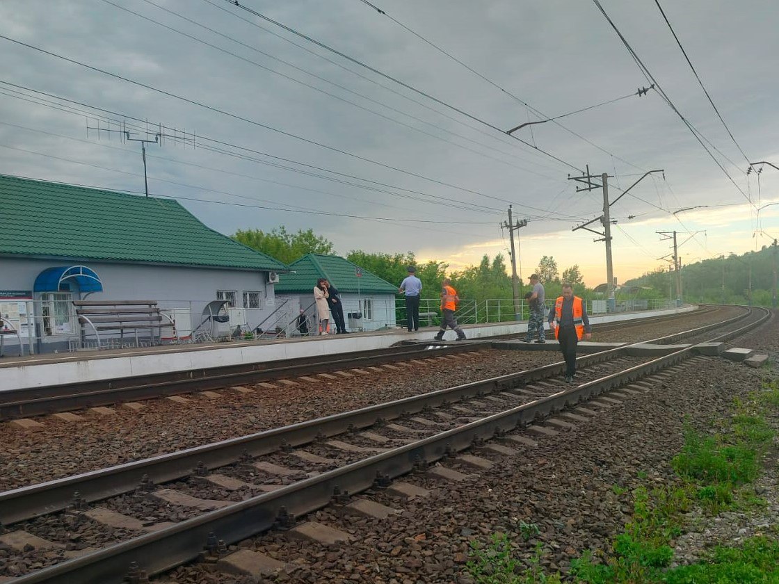 В Кузбассе 86-летняя пенсионерка не заметила приближающийся поезд и погибла