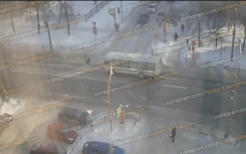 Фото: В Кемерове маршрутка сбила пешехода, который переходил улицу на красный 1