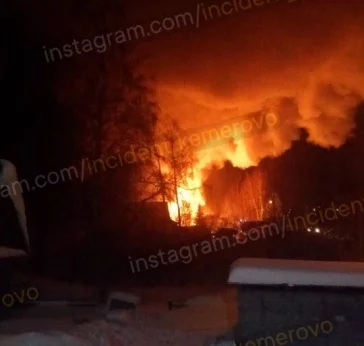 Фото: Серьёзный пожар в частном секторе в Кемерове попал на видео  2