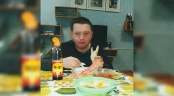 Фото: ФСИН прокомментировала фото участника банды Цапка, поедающего икру и крабов «на зоне» 1