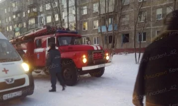 Фото: Из горящего многоквартирного дома в Кировском районе пожарные спасли мужчину 1