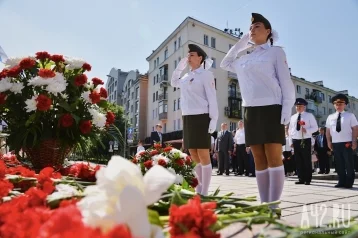 Фото: В Кемерове состоялось возложение цветов к Мемориалу Славы воинов-кузбассовцев 3