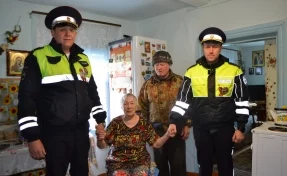 Мэр Юрги поблагодарил полицейских, которые спасли пожилых людей при пожаре