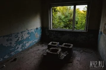 Фото: Кузбассовцы пожаловались на опасные развлечения детей в заброшенном доме 1