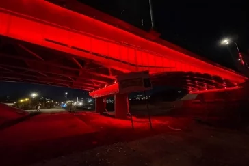 Фото: На Красноармейском мосту в Кемерове зажглась праздничная подсветка   2