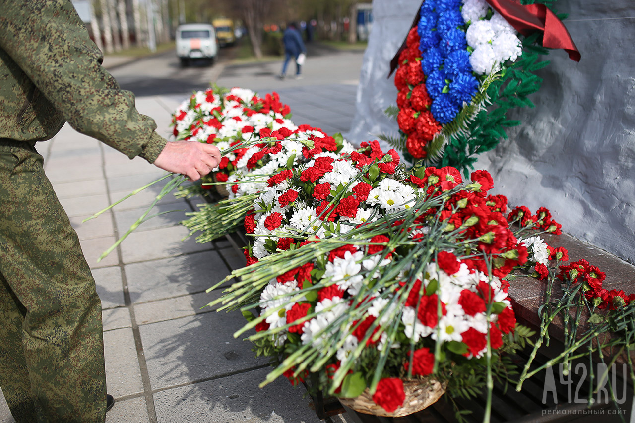 В Кемерове возложили цветы к Мемориалу Славы: во всех городах Кузбасса началось празднование Дня Победы