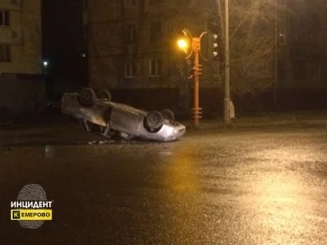 Фото: В Кемерове произошло страшное ДТП: такси опрокинулось на крышу  2
