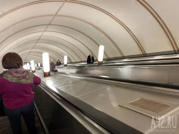 Фото: В столичном метро пассажир спрыгнул на пути, ушёл в тоннель и попал под поезд 1