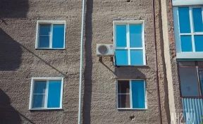 В Кузбассе четырёхлетний мальчик выпал из окна второго этажа: его госпитализировали