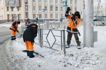 Фото: Власти: в Кемерове на уборку снега вышли 206 человек и 154 единицы техники 1