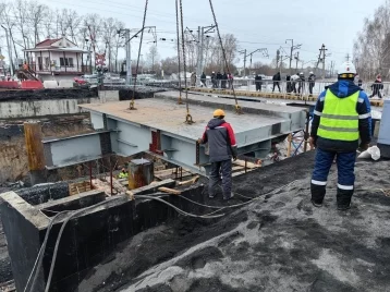 Фото: Мэр Кемерова: на путепроводе в Пионере начали устанавливать пролёты моста 1