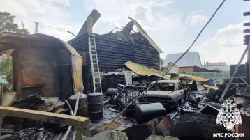 Фото: В Кузбассе мощный пожар в частном доме и двух автомобилях тушили почти 2 часа 1