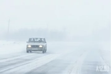 Фото: Кузбассовцам советуют быть осторожнее за рулём во время снегопадов 1