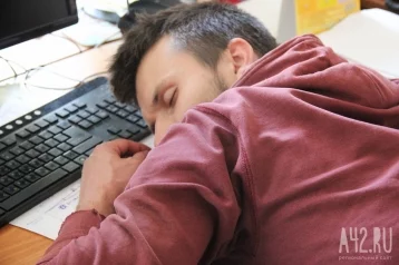 Фото: Работающий на «удалёнке» мужчина упал по пути от кровати к компьютеру. Это сочли производственной травмой  1