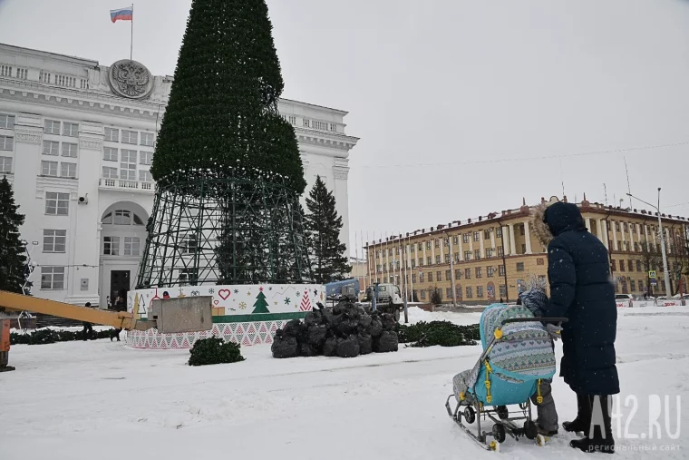 Фото: Под самый корешок: в Кемерове демонтируют знаменитую новогоднюю ёлку на главной площади 10