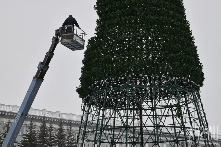 Фото: Под самый корешок: в Кемерове демонтируют знаменитую новогоднюю ёлку на главной площади 11