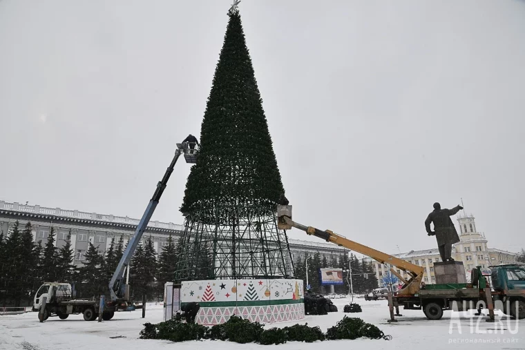 Фото: Под самый корешок: в Кемерове демонтируют знаменитую новогоднюю ёлку на главной площади 12