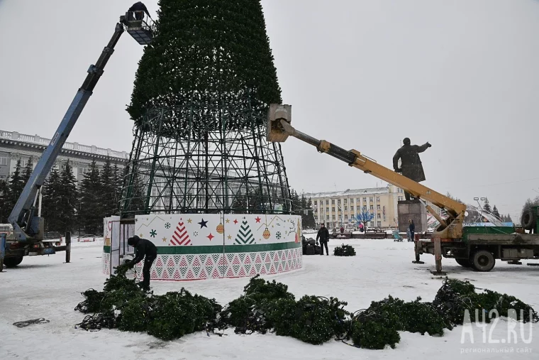 Фото: Под самый корешок: в Кемерове демонтируют знаменитую новогоднюю ёлку на главной площади 13