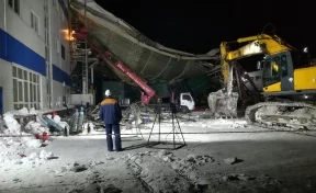Появилось видео демонтажа рухнувшей крыши цеха здания завода в Кузбассе