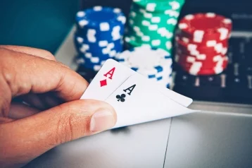 Фото: Мужчина проиграл жену в покер и позволил победителям её изнасиловать 1