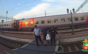 В Кузбассе транспортные полицейские успокоили буйного пассажира поезда Новокузнецк — Санкт-Петербург