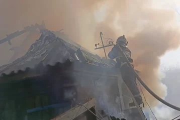 Фото: МЧС показало видео тушения пожара в частном доме в Кузбассе 1