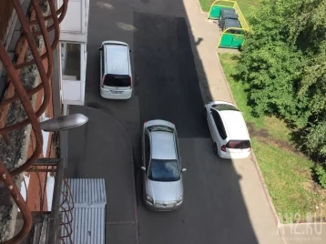 Фото: В Кемерове «король парковки» перегородил проезд во дворе дома 1