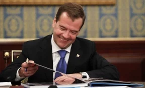Медведев на пресс-конференции обменялся шутками с резидентом Comedy Club