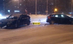В Кемерове столкнулись две иномарки на проспекте Химиков