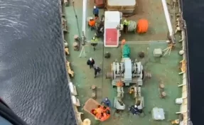 Из Охотского моря вертолётом эвакуировали пострадавшего на судне