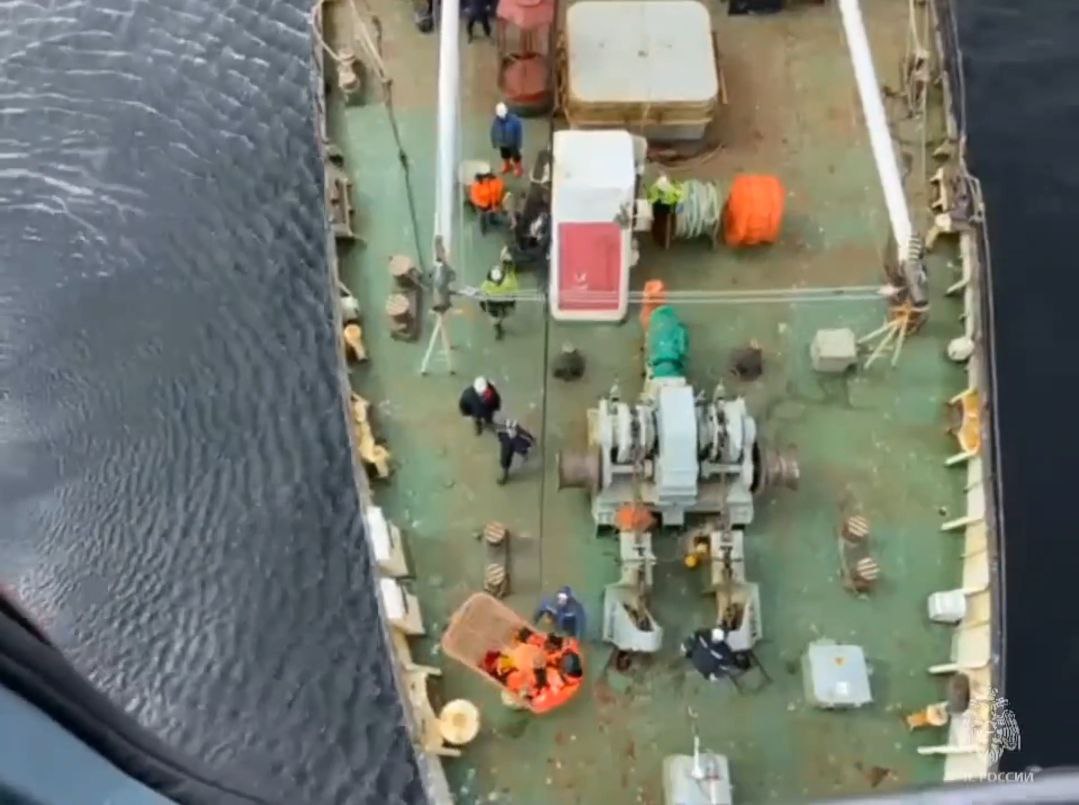 Из Охотского моря вертолётом эвакуировали пострадавшего на судне
