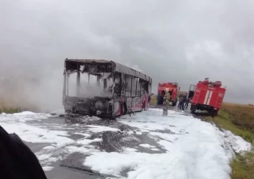 Фото: Под Кемеровом загорелся пассажирский автобус 1