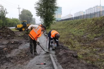 Фото: В Кемерове начали делать тротуары в районе новой школы на улице Антипова 1