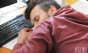 Врач-невролог назвал позу, в которой нельзя спать